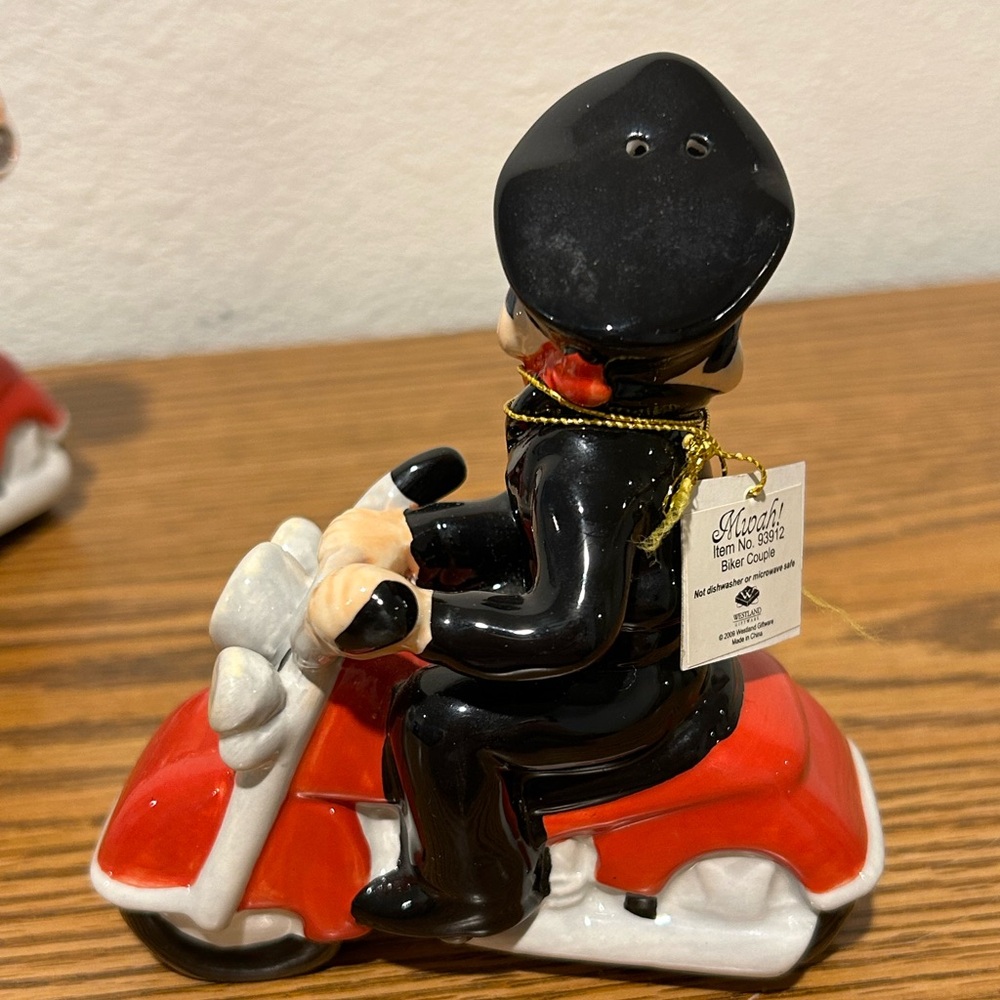 Mwah Magnetic Kissing Motorcyclist Salt & Pepper Shakers - Picture 6 of 10